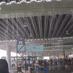 Passageiros que aguardavam no local tiveram dificuldades em se manter secos diante da quantidade de "quedas d'água" nos telhados e paredes do local; veja vídeo
