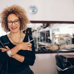 Conheça o papel da formação profissional na geração de renda e na transformação social por meio do setor da beleza