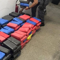 O entorpecente estava embalado, com rastreadores e flutuadores; a droga é avaliada em cerca de R$ 32 milhões