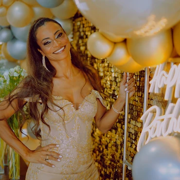 Imagem - Daniela Carla, da TV Gazeta, celebra 50 anos com festa em Vitória