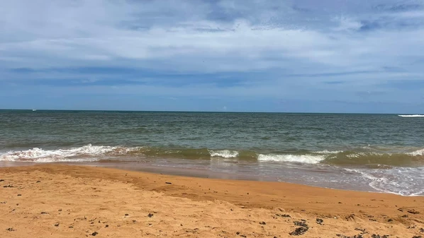 Vítima foi encaminhada ao SML de Linhares após ser recolhida da areia na manhã desta segunda-feira (19); caso será investigado pela DHPP do município