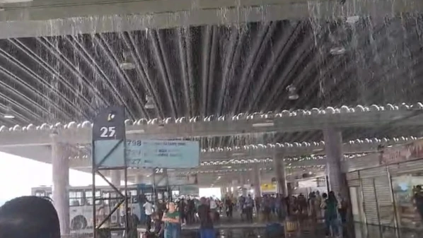 Passageiros que aguardavam no local tiveram dificuldades em se manter secos diante da quantidade de "quedas d'água" nos telhados e paredes do local; veja vídeo