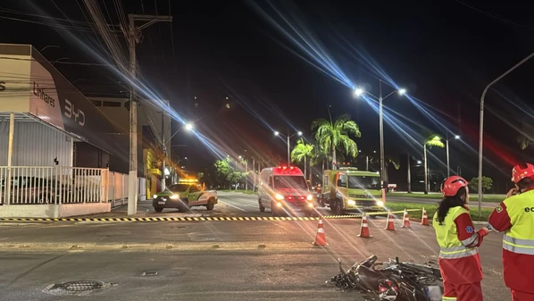 Colisão aconteceu na madrugada desta segunda-feira (19); após o acidente, o condutor da carreta fugiu do local