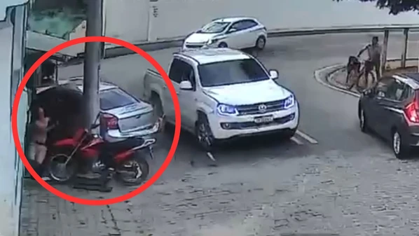Vítima contou que estava limpando o carro quando a batida aconteceu, na tarde de sábado (17), no Centro de Rio Novo do Sul