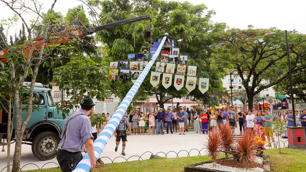 Árvore que está na praça central foi enfeitada com fitas, flores e símbolos, representando a tradição germânica no ES
