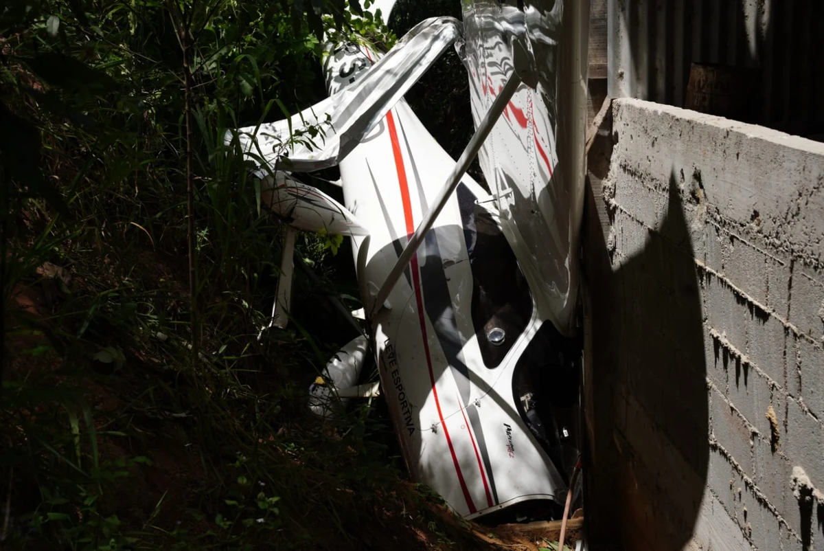 Avião cai após decolagem e atinge galpão em Guarapari por Fernando Madeira