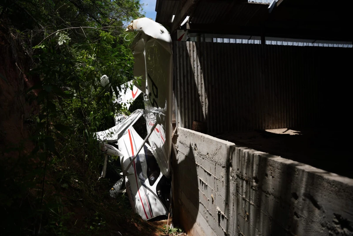 Avião cai após decolagem e atinge galpão em Guarapari por Fernando Madeira