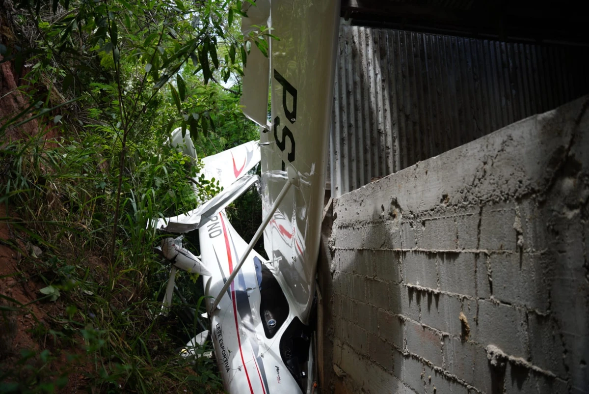 Avião cai após decolagem e atinge galpão em Guarapari por Fernando Madeira