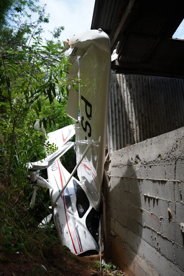 Avião cai após decolagem e atinge galpão em Guarapari por Fernando Madeira