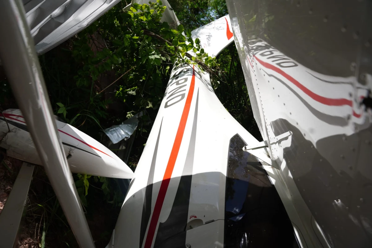 Avião cai após decolagem e atinge galpão em Guarapari por Fernando Madeira