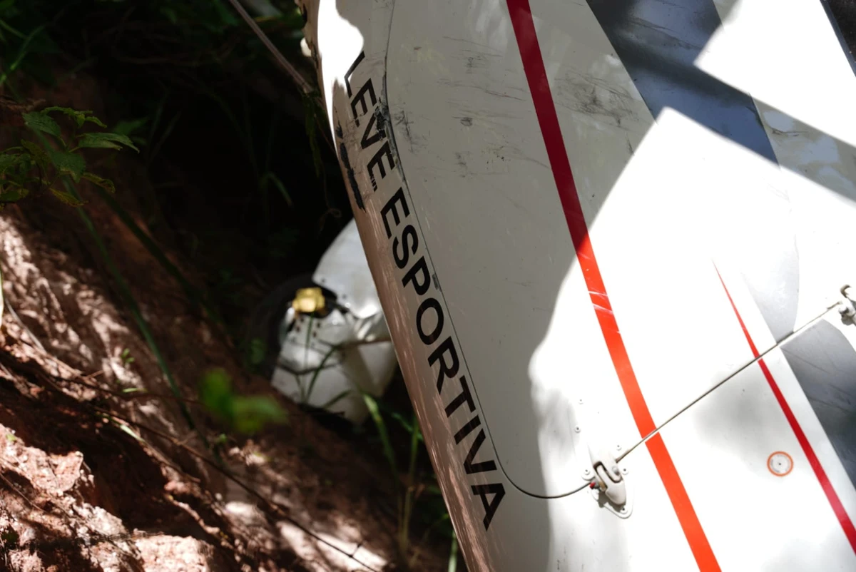 Avião cai após decolagem e atinge galpão em Guarapari por Fernando Madeira