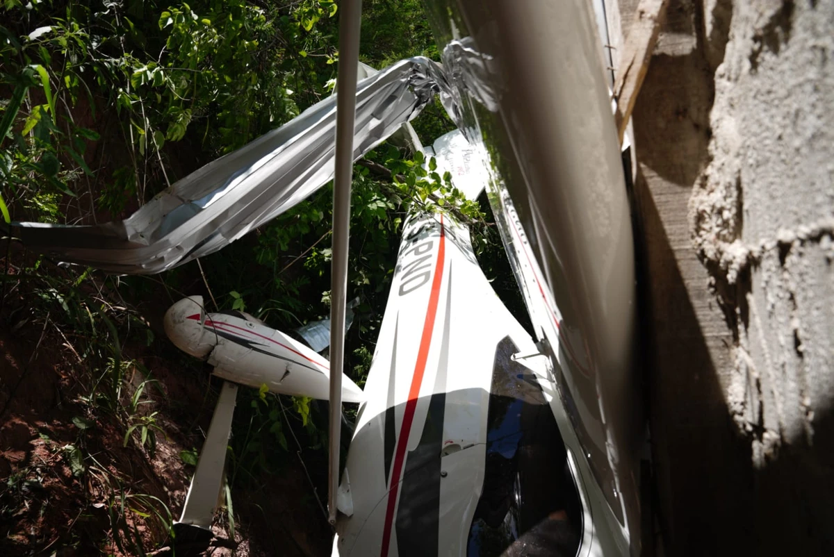 Avião cai após decolagem e atinge galpão em Guarapari por Fernando Madeira