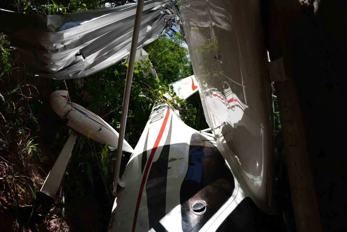 Avião cai após decolagem e atinge galpão em Guarapari por Fernando Madeira