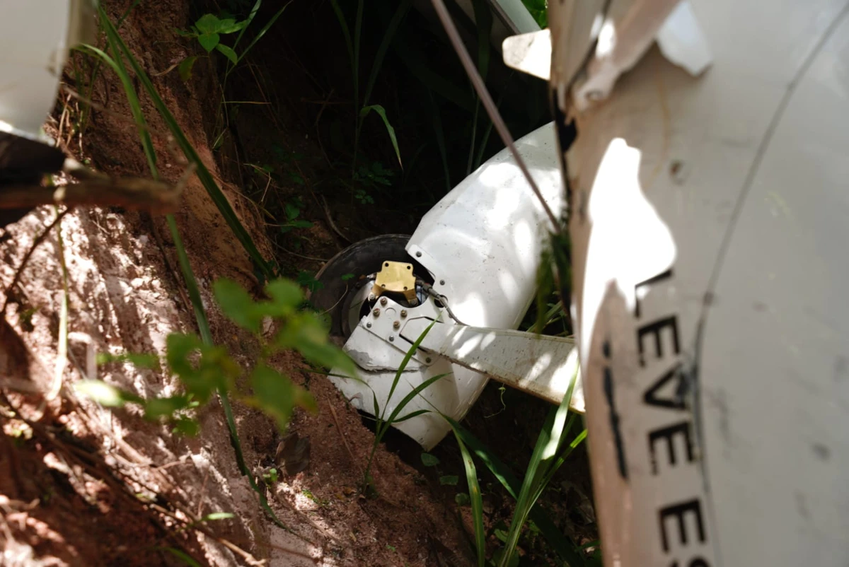 Avião cai após decolagem e atinge galpão em Guarapari por Fernando Madeira