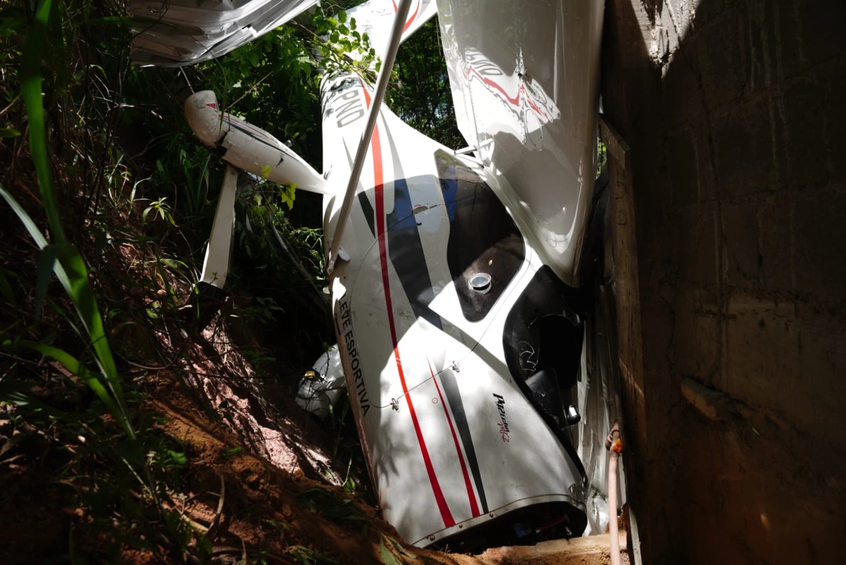Avião cai após decolagem e atinge galpão em Guarapari por Fernando Madeira