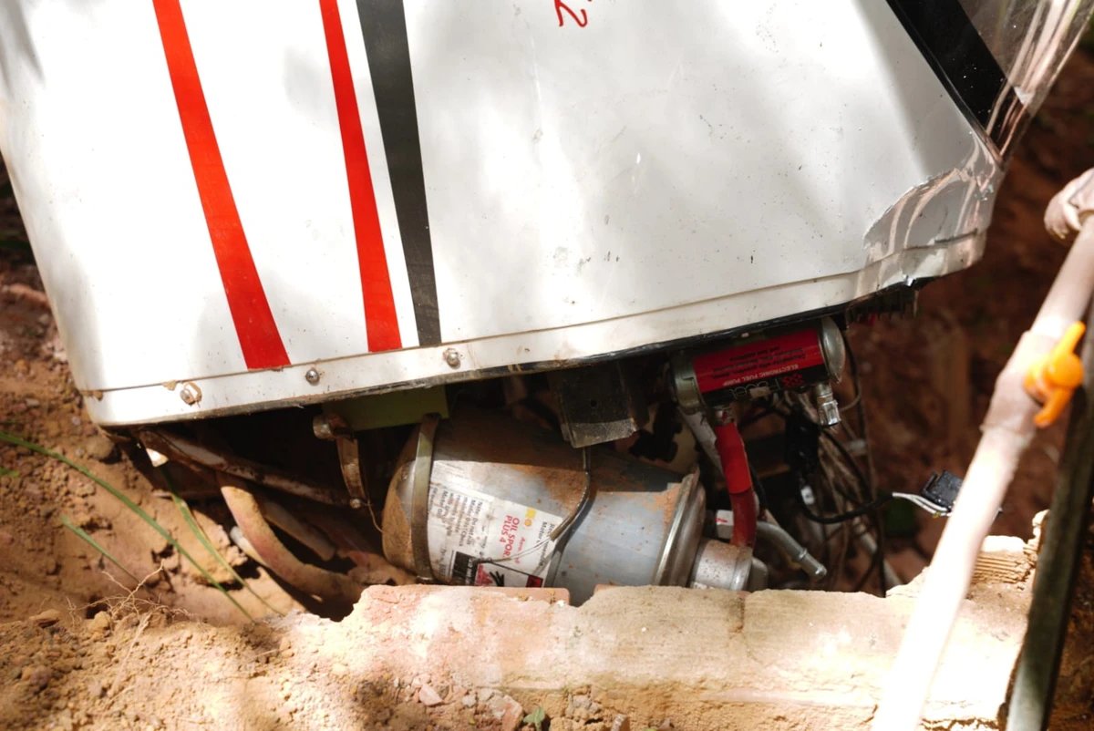 Avião cai após decolagem e atinge galpão em Guarapari por Fernando Madeira