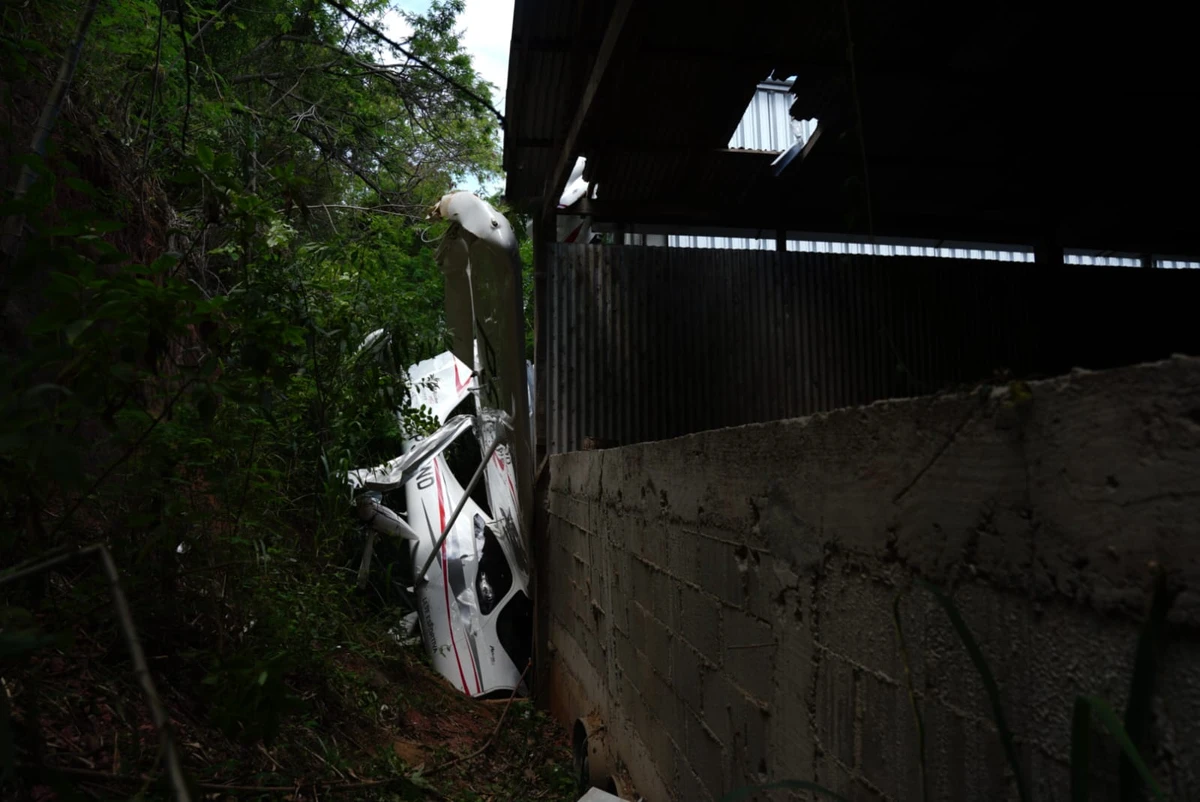 Avião cai após decolagem e atinge galpão em Guarapari por Fernando Madeira