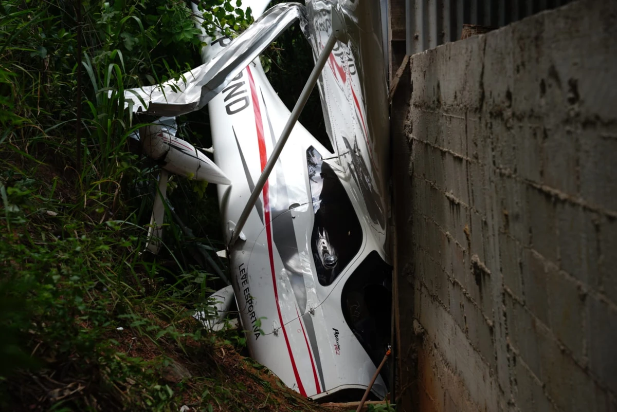 Avião cai após decolagem e atinge galpão em Guarapari por Fernando Madeira