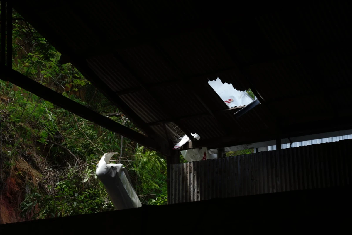 Avião cai após decolagem e atinge galpão em Guarapari por Fernando Madeira