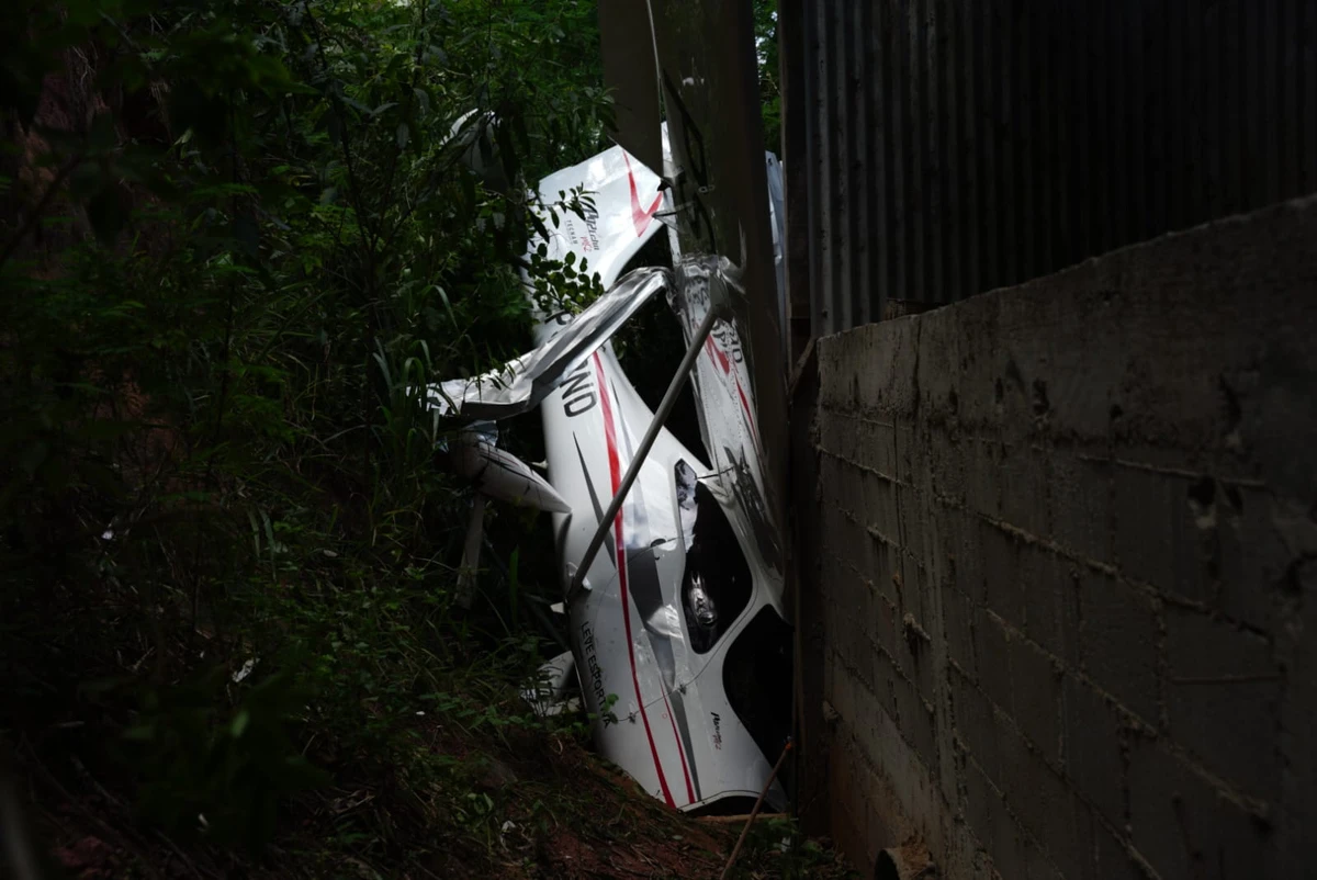 Avião cai após decolagem e atinge galpão em Guarapari por Fernando Madeira