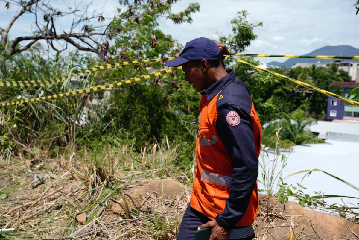Avião cai após decolagem e atinge galpão em Guarapari por Fernando Madeira