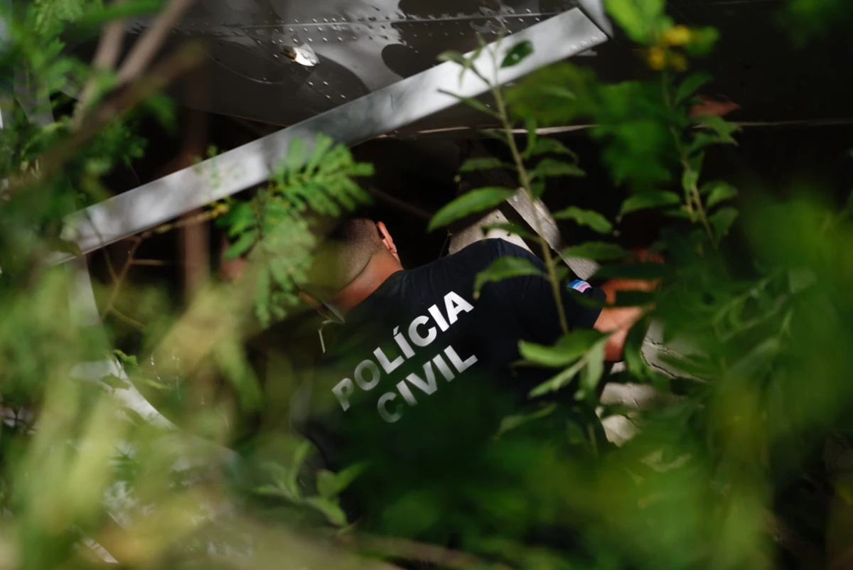 Avião cai após decolagem e atinge galpão em Guarapari por Fernando Madeira