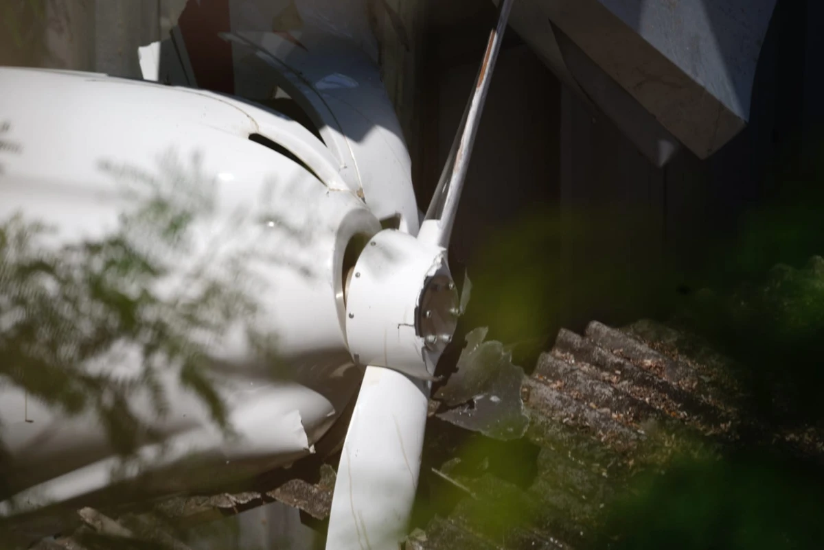 Avião cai após decolagem e atinge galpão em Guarapari por Fernando Madeira