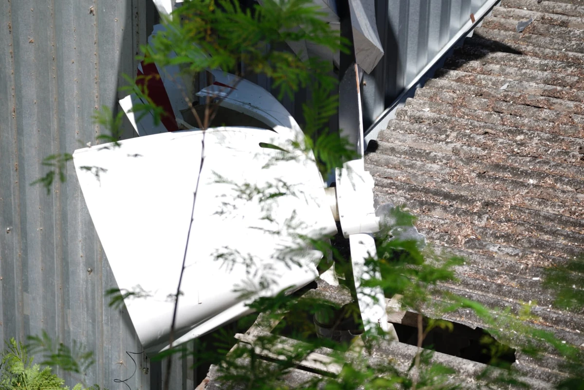 Avião cai após decolagem e atinge galpão em Guarapari por Fernando Madeira