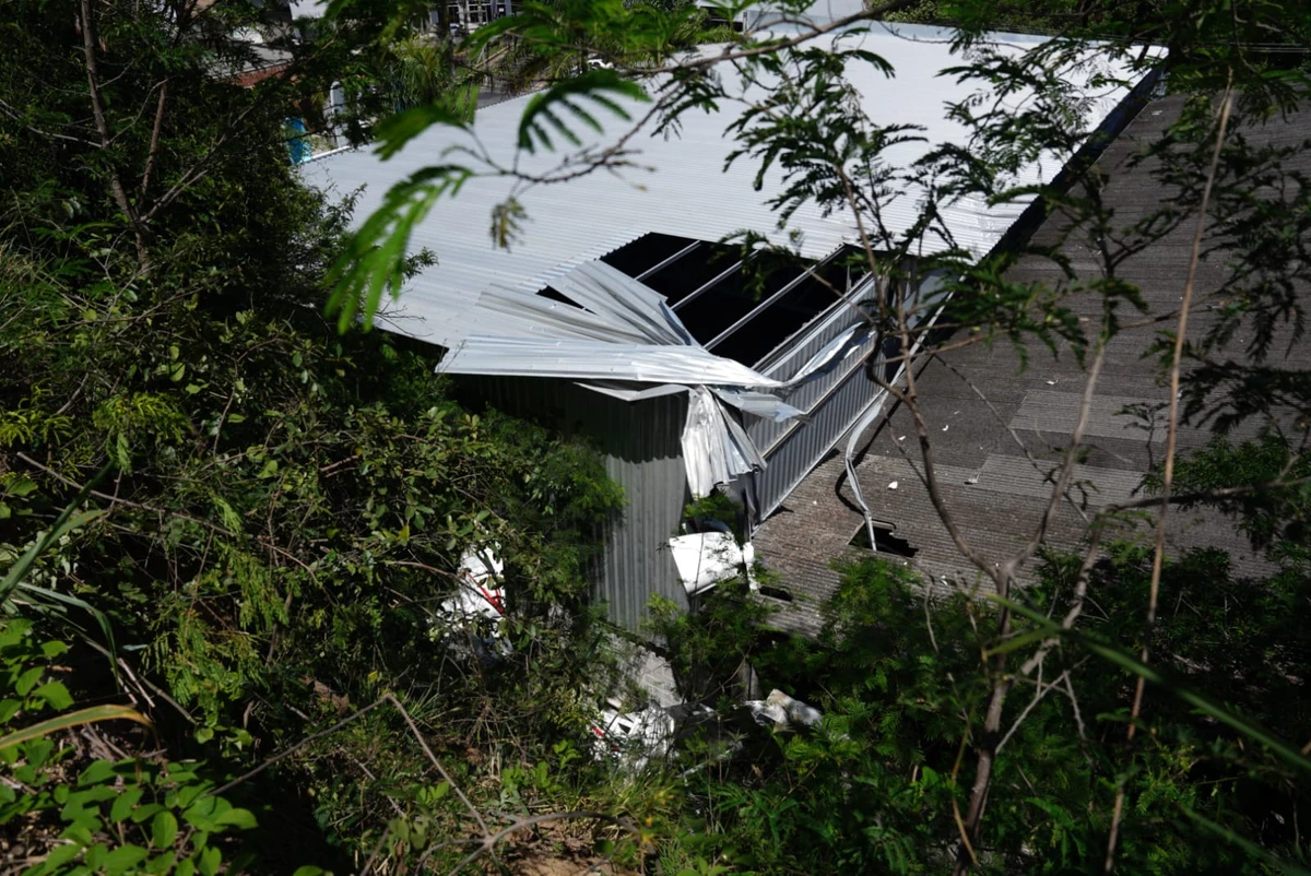 Avião cai após decolagem e atinge galpão em Guarapari por Fernando Madeira