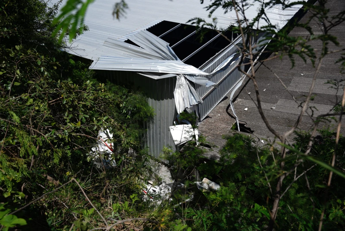 Avião cai após decolagem e atinge galpão em Guarapari por Fernando Madeira
