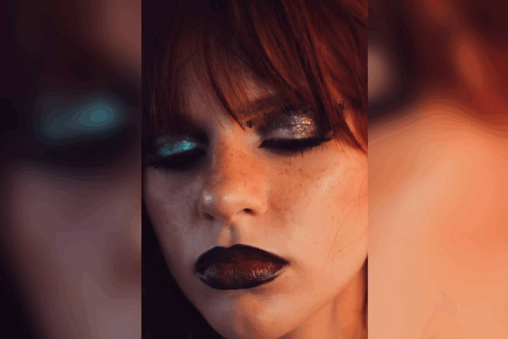 A aplicação de sardas após a finalização da pele reforça a textura natural e aproxima a maquiagem gótica de uma estética mais moderna (Imagem: Keira Riff | Divulgação)