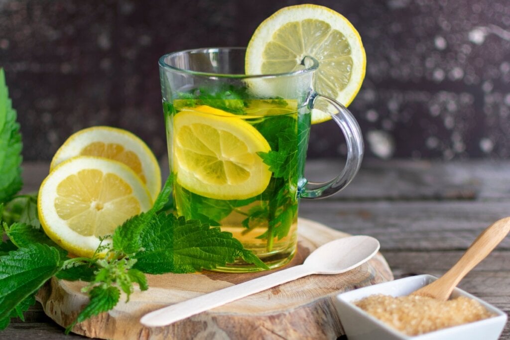 Chá de mastruz com limão-siciliano (Imagem: Stefanie Keller | Shutterstock)