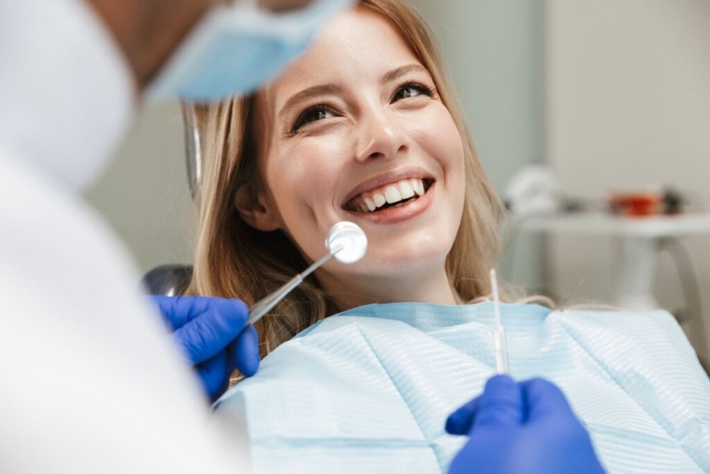 Em muitos casos, o tratamento para hipersensibilidade dentinária é simples e pode incluir aplicação de dessensibilizantes ou orientações personalizadas (Imagem: Dean Drobot | Shutterstock)