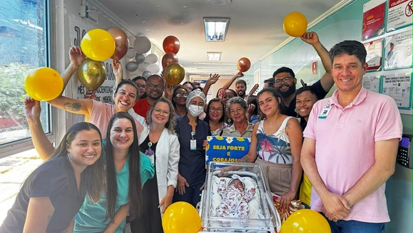 Equipe do hospital comemorando a alta da pequena Jade