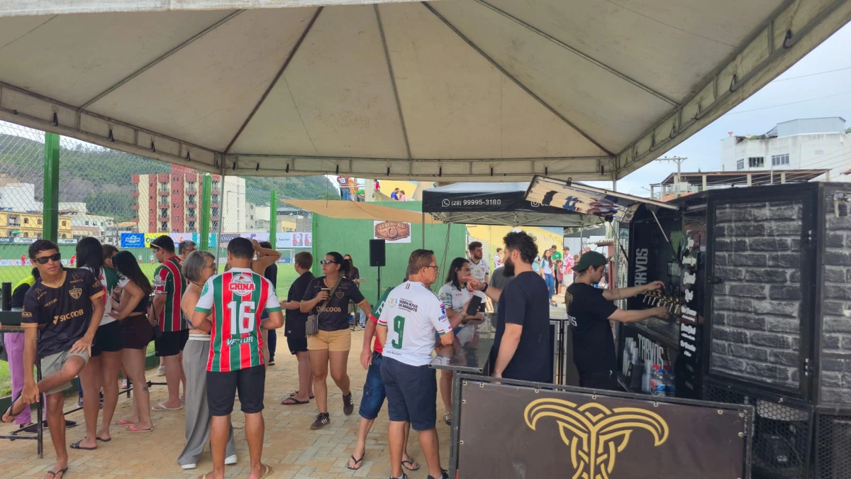 Torcedores tomam cerveja enquanto rola o show no Estádio Olímpio Perim