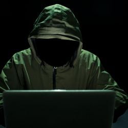 À medida que a riqueza em criptoativos continua a crescer, criminosos combinam ataques cibernéticos sofisticados com fraude e, em alguns casos, violência física.