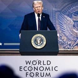 Espera-se que o Fórum Econômico Mundial nesta semana seja ao mesmo tempo o centro do mundo e totalmente bizarro.