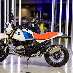 Equipada com propulsor de 1.170 cm³, a R 12 G/S entrega 109 cavalos e 11,5 kgfm de torque, números que sustentam sua proposta versátil, capaz de encarar diferentes tipos de terreno com respostas refinadas