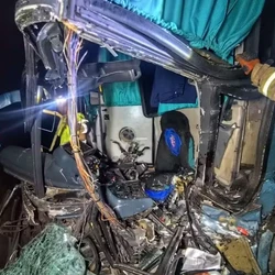 Veículo seguia para Ouro Branco (MG) quando colidiu com uma carreta em Muriaé, na noite de segunda-feira (19)