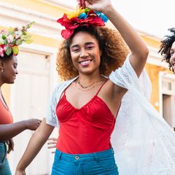 Especialistas alertam que calor, aglomeração, excessos e longas horas de festa aumentam riscos durante a folia
