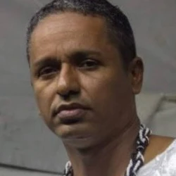 Francisco Rinivaldo Barbosa Gomes, conhecido como Pai Nivaldo de Oxóssi, 49, é diretor da União Espírita Cearense de Umbanda; além de estupro, ele é suspeito de cometer violência psicológica contra ao menos sete mulheres