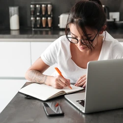 Ofertas abrangem diversas áreas do conhecimento, como Gestão e Negócios; Turismo, Hospitalidade e Lazer; Idiomas; entre outras opções