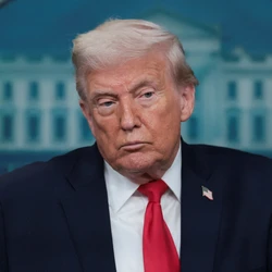 Petista afirmou mais cedo que republicano quer governar o mundo pelo Twitter; republicano disse, poucas horas depois, que convidou o brasileiro para Conselho da Paz porque gosta dele