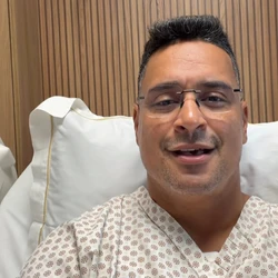 Os sintomas da doença incluem diarreia, vômitos, náuseas e dores abdominais, podendo levar à desidratação em casos graves