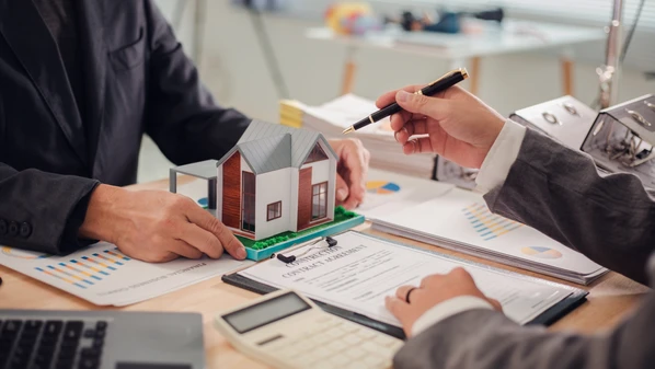 Nesse contexto, o imóvel se consolida como um instrumento clássico e estrutural de preservação de riqueza, especialmente quando comparado a aplicações financeiras mais sensíveis a choques macroeconômicos