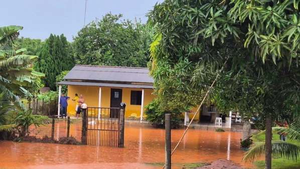 Município do Norte do Estado acumulou 110 mm em pouco menos de 60 minutos na tarde desta terça (20), o que fez com que ruas e algumas regiões ficassem alagadas