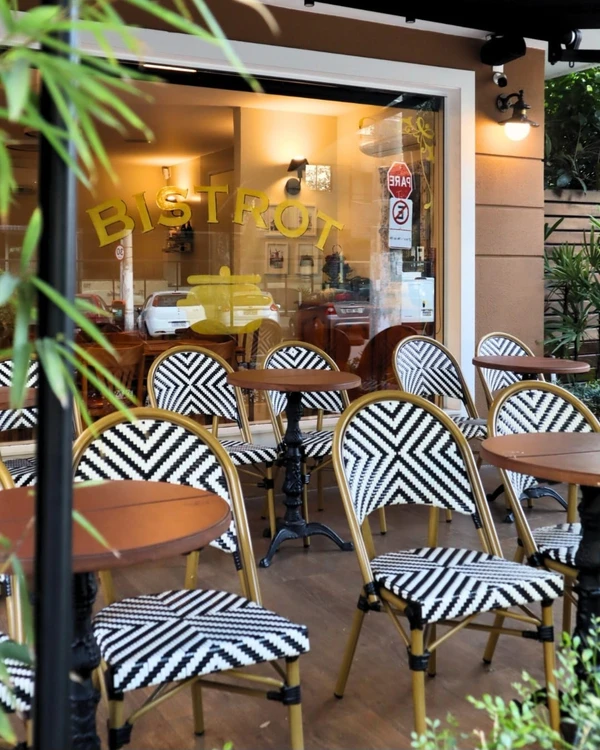 A varanda externa é aberta aos 