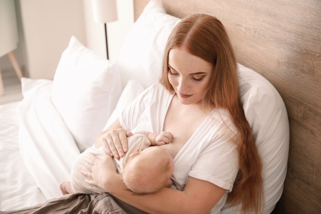 Como a mãe se posiciona influencia diretamente o conforto durante a amamentação (Imagem: Pixel- Shot | Shutterstock)