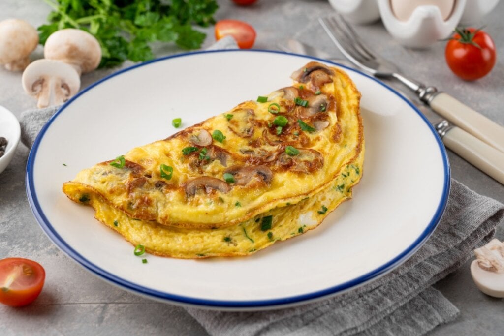 Omelete de cogumelo com ervas (Imagem: irina2511 | Shutterstock)