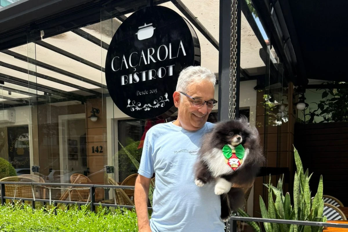 O arquiteto Augusto Pacheco, que sempre leva seu doguinho Minion para passear, elege a varandinha do Caçarol Bistrot